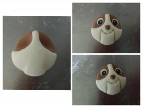 压出眼窝来，粘好鼻子眼睛，如图所示用刮板把嘴巴的痕迹压出来，看右下角的图，做两个牙齿，或者用白芝麻代替也可以