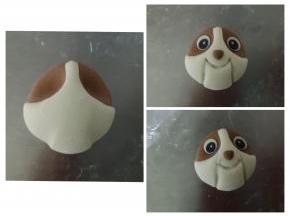 压出眼窝来，粘好鼻子眼睛，如图所示用刮板把嘴巴的痕迹压出来，看右下角的图，做两个牙齿，或者用白芝麻代替也可以