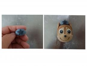 大概2克蓝色面团捏一个帽子的形状，粘到阿奇的头部，狗狗阿奇就做好了