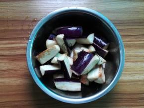 茄子洗净切块，加点盐腌215分钟