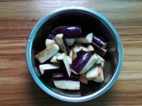 茄子洗净切块，加点盐腌215分钟