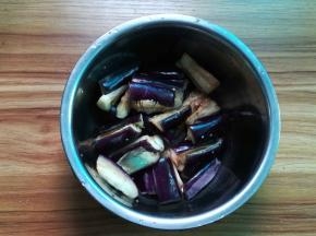 腌过的茄子挤去水分