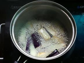 把茄子放油锅里炸至微焦黄，捞出沥油