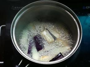 把茄子放油锅里炸至微焦黄，捞出沥油