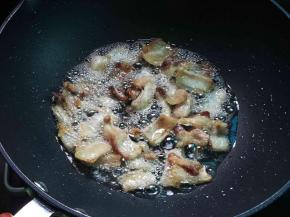 热锅，将五花肉煸出油至金黄，盛出待用
