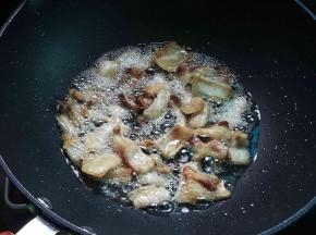 热锅，将五花肉煸出油至金黄，盛出待用