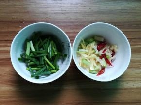 葱切段； 姜切丝； 辣椒切小圈，蒜切末