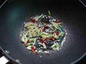 锅里留下适量油，炒香蒜末、葱白、姜丝、辣椒