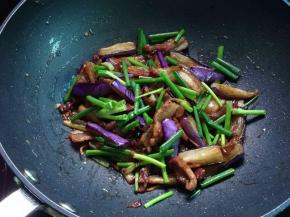 最后加入葱段炒匀即可