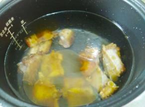 内胆里面放适量的水，舀入排骨。