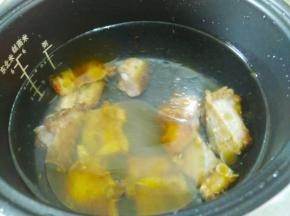 内胆里面放适量的水，舀入排骨。