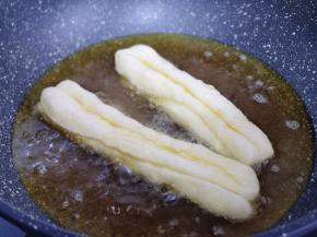 锅中加入食用油，待油温7.8成热时，将油条胚放入油锅中 （有些人总问如何判断油温！很简单，可以用一小块面测试，面团放入锅中，立刻漂浮上来，油温即可）
