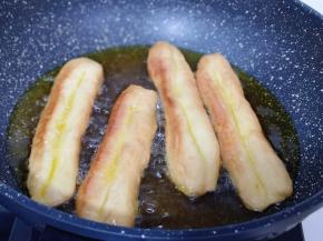 中火炸制金黄即可出锅！（不建议用小火，那样炸出来油条口感会有点硬）