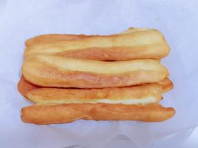 炸好的油条放在油纸上！