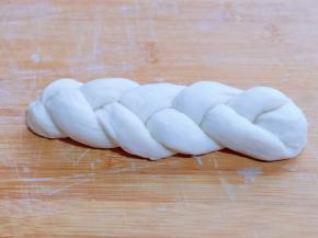 尾部也要捏紧。依次做完！