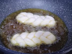锅中加入食用油，油温7-8成时，将编好的麻花放入锅中，中小火炸制。