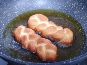 炸制两面金黄，捞出，放油纸上，依次将麻花炸好！