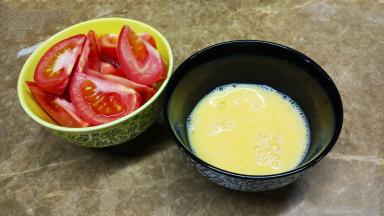 番茄切块，鸡蛋打散