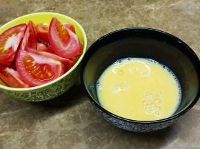 番茄切块，鸡蛋打散