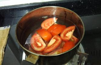 奶锅里放入适量水，放入番茄块