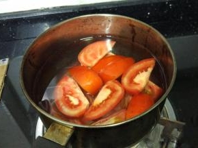 奶锅里放入适量水，放入番茄块
