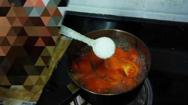 水开煮5分钟，放入盐