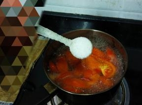 水开煮5分钟，放入盐