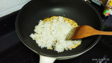 倒入剩饭炒均匀
