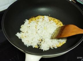 倒入剩饭炒均匀