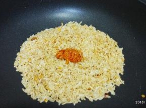 放入蟹黄酱炒均匀