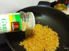 放入少许蒜盐炒均匀即可