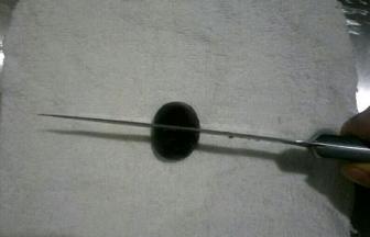 将每个板栗切一个小口子，尽量不要切破栗子肉(具体做法是，在桌子上垫一个小毛巾防滑，取一个板栗凸面朝上，右手持刀柄，左手轻压刀背，力度自行掌握，多切几个就熟练了)