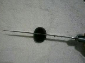 将每个板栗切一个小口子，尽量不要切破栗子肉(具体做法是，在桌子上垫一个小毛巾防滑，取一个板栗凸面朝上，右手持刀柄，左手轻压刀背，力度自行掌握，多切几个就熟练了)