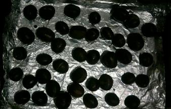 烤盘铺一层锡纸，将栗子切口朝上摆在烤盘中