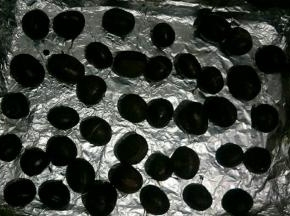 烤盘铺一层锡纸，将栗子切口朝上摆在烤盘中