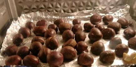 将栗子放入烤箱中层