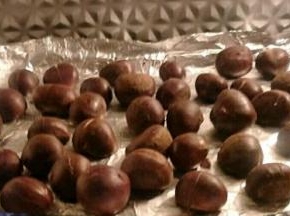 将栗子放入烤箱中层