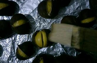 约烤5~8分钟后栗子自然裂开小口，用适量清水把蜂蜜稀释，调成蜂蜜水，用刷子沾蜂蜜水刷在栗子开口处，期间每隔3分钟左右刷一次蜂蜜水，直至烤熟。大约烤22分钟左右，具体时间根据自己买的栗子的大小调节~