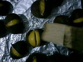 约烤5~8分钟后栗子自然裂开小口，用适量清水把蜂蜜稀释，调成蜂蜜水，用刷子沾蜂蜜水刷在栗子开口处，期间每隔3分钟左右刷一次蜂蜜水，直至烤熟。大约烤22分钟左右，具体时间根据自己买的栗子的大小调节~