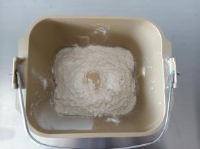 主材料中除盐和黄油外的材料按顺序放入面包桶中进行揉面