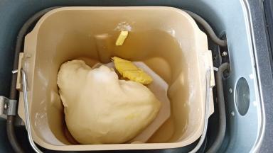 一个揉面程序结束后放入盐和软化好的黄油，继续揉面