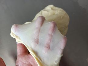 揉至可以撑出薄而韧的手套膜