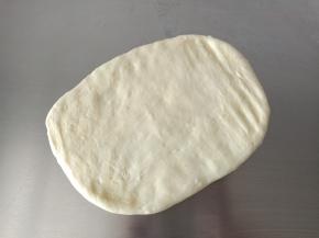 将面团压扁，放入保鲜袋，入冰箱冷冻1小时左右