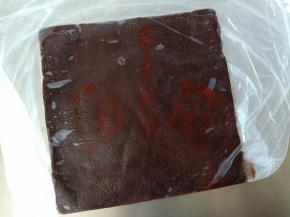 将豆沙馅放入保鲜袋中擀成长宽为20cm且厚度均匀的薄片