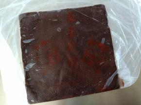 将豆沙馅放入保鲜袋中擀成长宽为20cm且厚度均匀的薄片