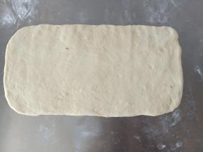 冷冻好的面片从冰箱里取出来，擀开，大小为豆沙馅的二倍左右