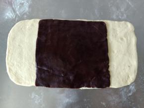 将豆沙馅放到面团中间