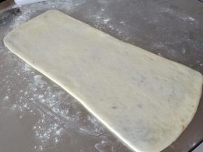 再次将面团擀开