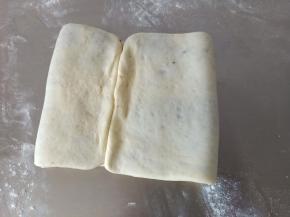 剩下的也折回来，将收口捏紧一点