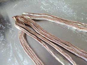 上面捏紧一点，开始编4股辫，如图先将第一条压到第二条上